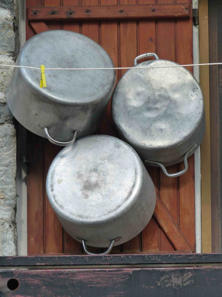 Έξυπνα tips για να αφαιρέσετε επίμονα σημάδια καψίματος από εμαγιέ κατσαρόλες χωρίς να καταστρέψετε το χρώμα τους