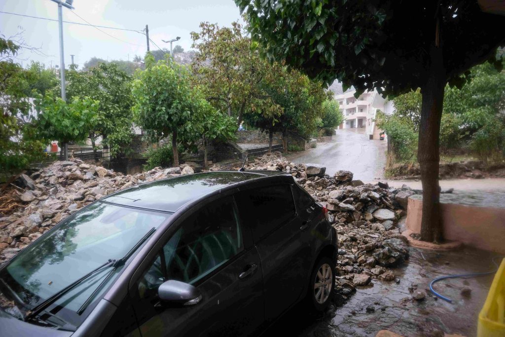 Λασίθι: Επί ποδός οι αρχές, εν μέσω κακοκαιρίας – Απεγκλωβίστηκαν τέσσερα άτομα, μέσα από όχημα, στα Φέρμα