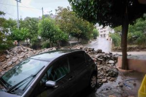 Λασίθι: Επί ποδός οι αρχές, εν μέσω κακοκαιρίας – Απεγκλωβίστηκαν τέσσερα άτομα, μέσα από όχημα, στα Φέρμα