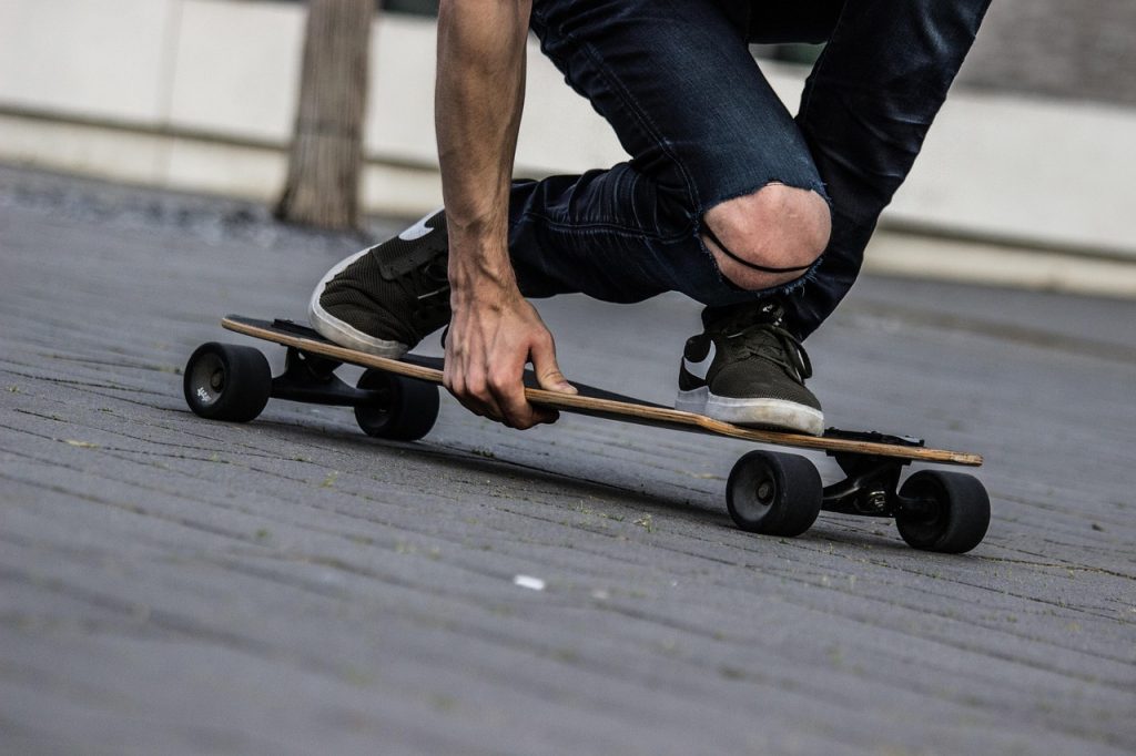 Απίστευτος: Έτρεξε με 151,83 χλμ/ώρα πάνω σε…skateboard! Vid