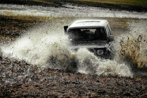 Γυναίκα οδηγός δαμάζει SUV σε λάκκο με λάσπη, χάρη στη δύναμη της Φυσικής (Vid)