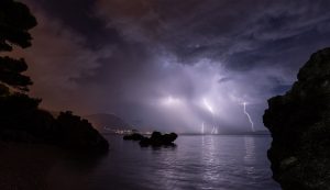 Πρέβεζα: Κεραυνός χτύπησε σπίτι κι άναψε φωτιά στη σοφίτα