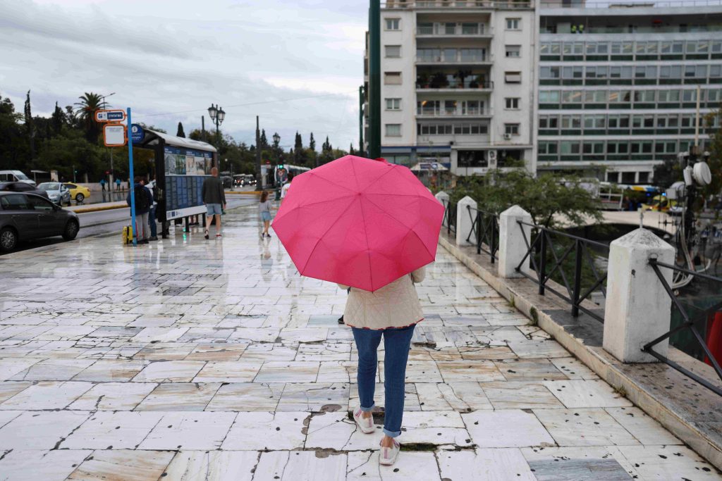 Αλλάζει το σκηνικό του καιρού σήμερα με τοπικές βροχές, καταιγίδες και μικρή πτώση της θερμοκρασίας