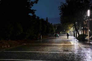 Άνοιξαν οι ουρανοί στην Αττική: Πλημμύρισαν δρόμοι στα δυτικά, έσπασε κολώνα φωτισμού στο Λαύριο (vid)