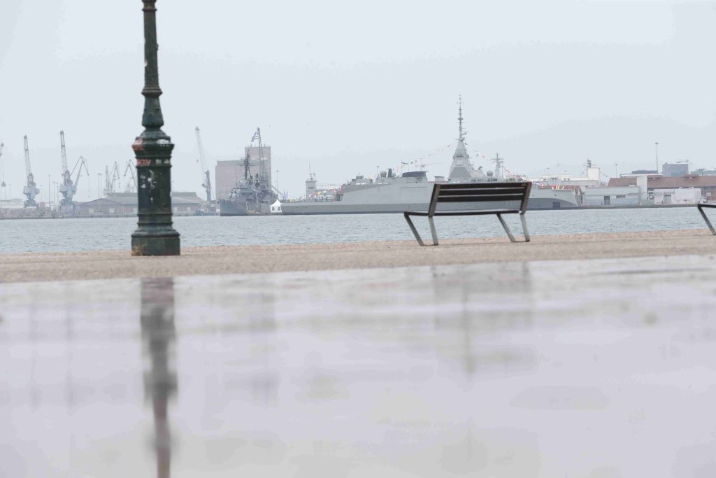 Σε κλοιό κακοκαιρίας η χώρα με βροχές, καταιγίδες και πτώση της θερμοκρασίας – Πού θα είναι έντονα τα φαινόμενα